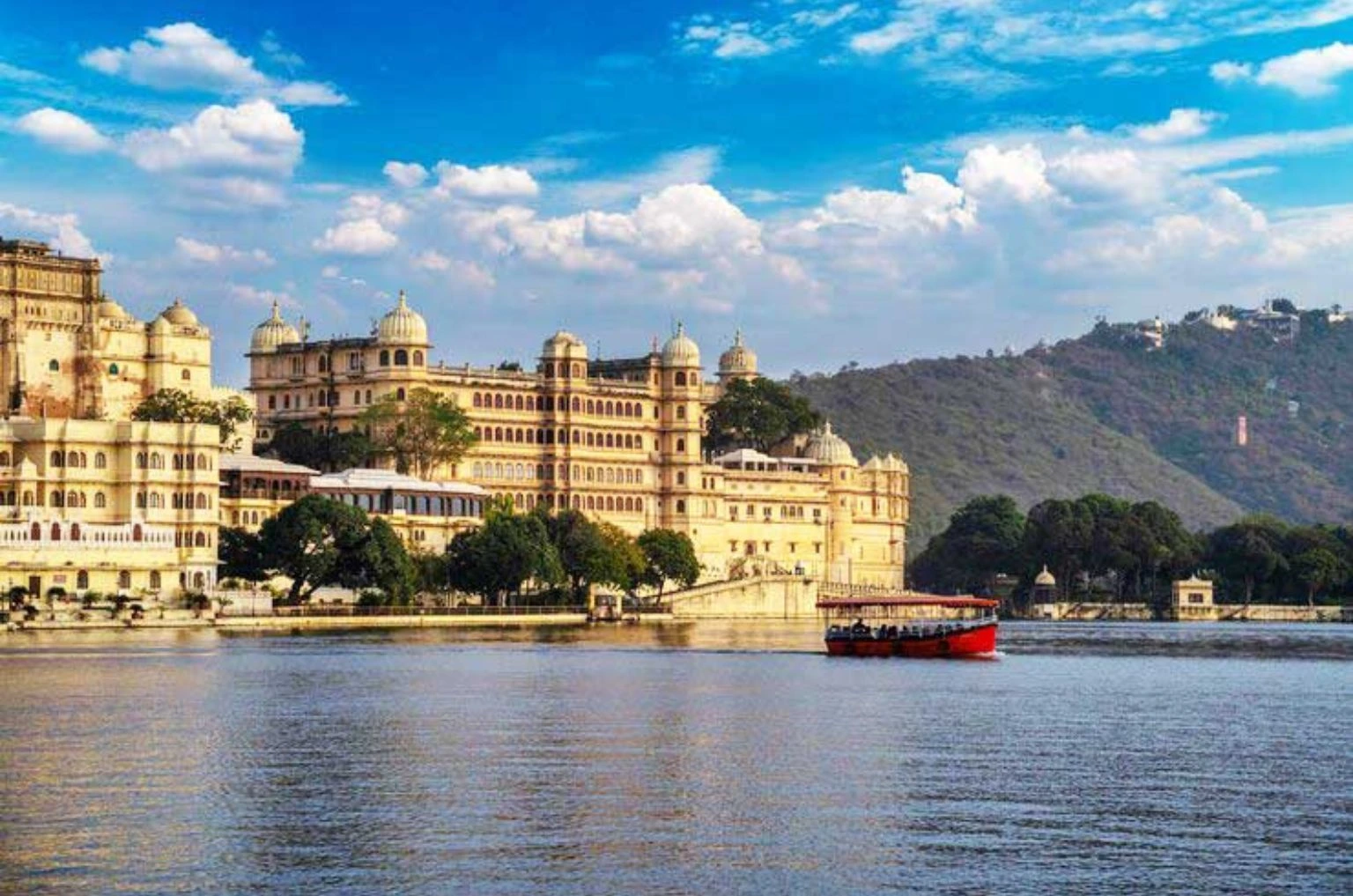 lake pichola peaceful stillness